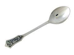 Серебряная чайная ложка с черненым узором из цветочного бутона и завитков на ручке